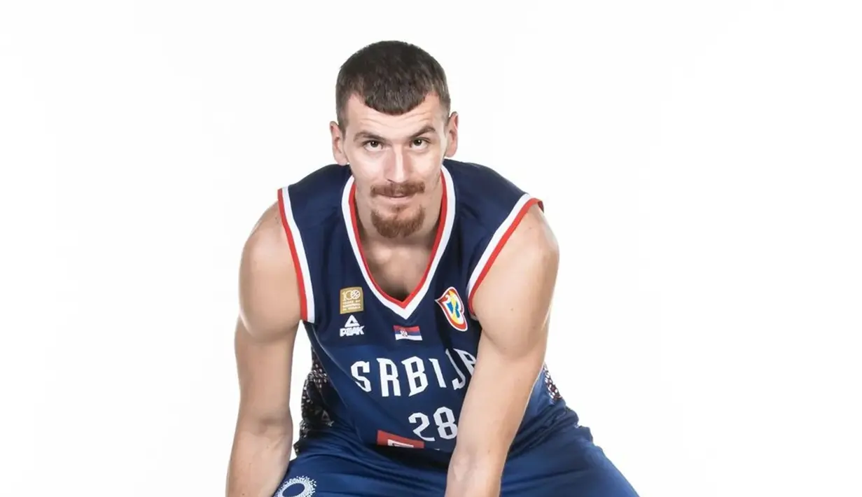Borisa Simanic, pebasket asal Serbia yang baru-baru ini curi perhatian. Borisa Simanic alami kejadian tidak mengenakan saat disikut oleh pemain Sudah Selatan. Ia harus kehilangan satu ginjal di FIBA World Cup 2023. (Liputan6.com/IG/bokaco12)