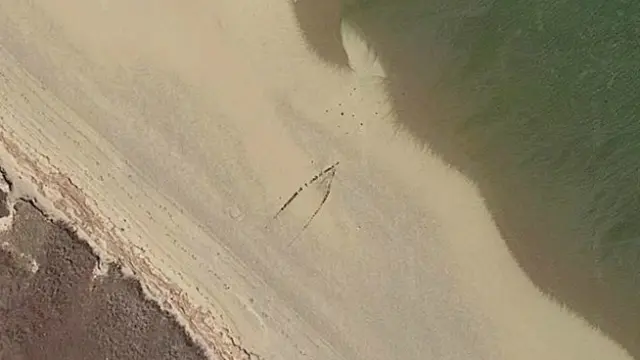 Penampakan kapal karam melalui Google Earth.