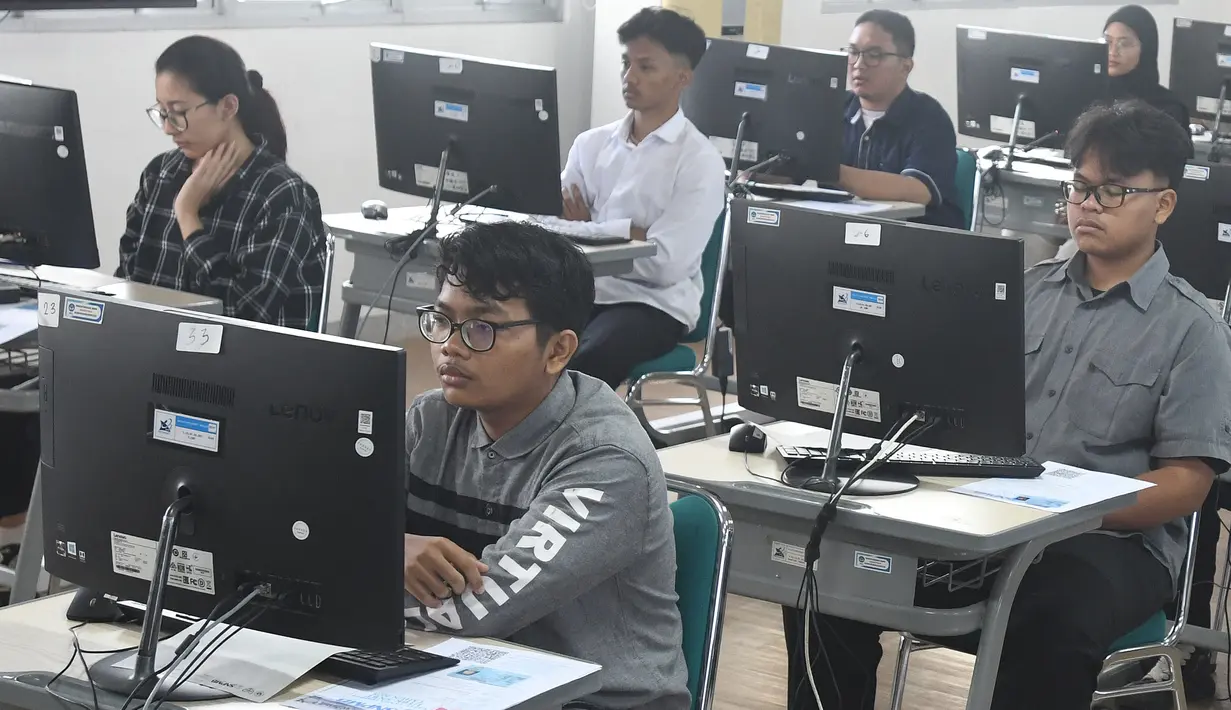 Berbeda dari sebelumnya, UTBK 2025 hanya digelar satu gelombang dengan 20 sesi reguler (sesi 1–sesi 20) dan 3 sesi tambahan (sesi 21–sesi 23) yang hanya dilaksanakan di beberapa Pusat UTBK. (merdeka.com/Arie Basuki)