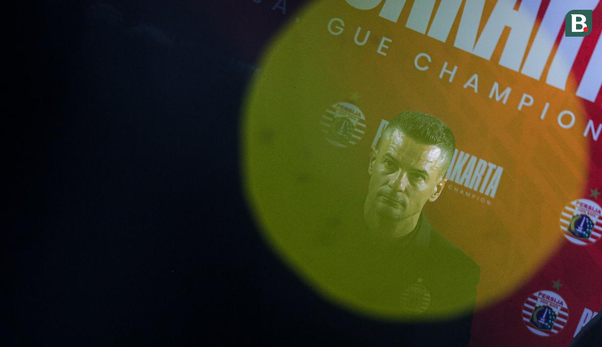 Pelatih baru Persija Jakarta, Carlos Pena saat konferensi pers yang berlangsung di Nirwana Park, Bojongsari, Sawangan, Sabtu (29/06/2024). (Bola.com/Bagaskara Lazuardi)