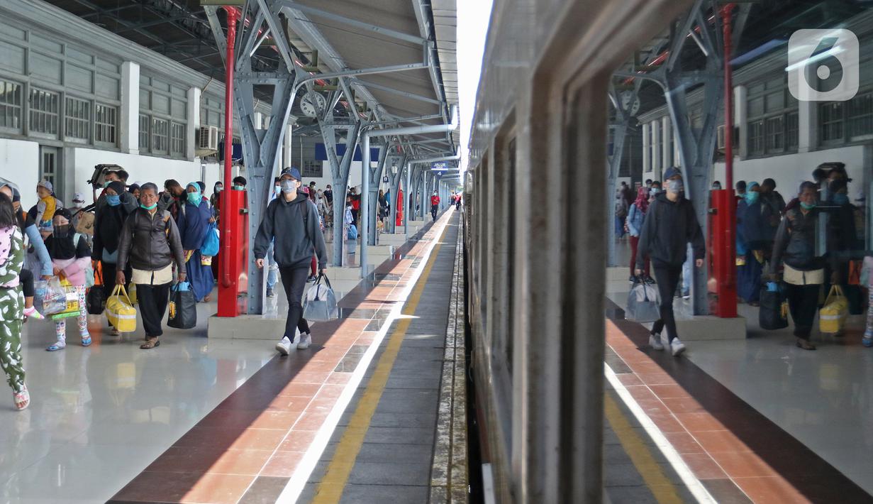 Penumpang kereta api Dharmawangsa Surabaya Pasarturi–Pasar Senen tiba di stasiun Senen, Jakarta, Minggu (3/01/2021). Hingga pagi, sudah ada 16.374 penumpang tiba di Stasiun Daop 1 Jakarta. (Liputan6.com/Herman Zakharia)
