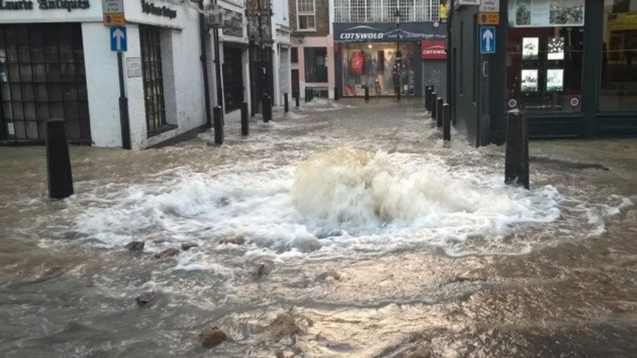 'Tsunami Mini' Membanjiri London, Ribuan Warga Dievakuasi