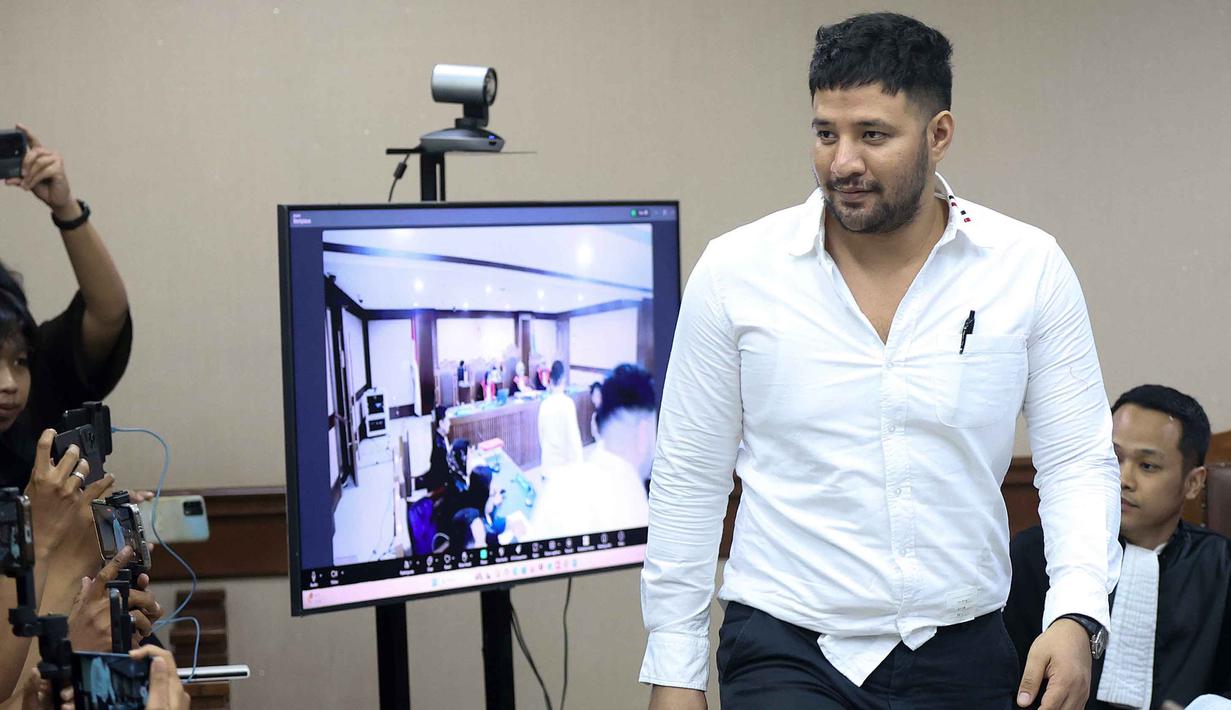 Hari ini, Kamis 12 Maret 2026, pesohor Muhammad Ammar Akbar alias Ammar Zoni kembali menjalani sidang lanjutan terkait kasus peredaran narkotika di lingkungan Rutan Salemba, Jakarta. Tampak dalam foto, pesohor, Muhammad Ammar Akbar alias Ammar Zoni, sesaat sebelum mengikuti sidang lanjutan terkait kasus peredaran narkotika di lingkungan Rutan Salemba, Pengadilan Negeri Jakarta Pusat, Kamis (12/3/2026). (Kapanlagi.com/Budy Santoso)