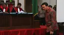 Basuki Tjahaja Purnama (Ahok) bersiap menjalani sidang kedelapan kasus dugaan penistaan agama di Auditorium Kementan, Jakarta, Selasa (31/1). Sidang lanjutan hari ini akan menghadirkan lima saksi dari JPU. (Liputan6.com/Seto Wardhana/Pool)