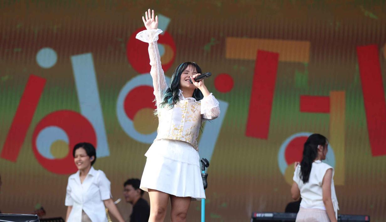 Dengan nada jujur dan sedikit haru, ia mengaku sempat khawatir tampil di sore hari akan membuat penonton sepi. Tampak dalam foto, penyanyi Idgitaf saat tampil pada hari pertama gelaran KapanLagi Buka Bareng (KLBB) Festival 2026 di Stadion Madya, Kompleks Gelora Bung Karno, Senayan, Jakarta, Sabtu 28 Februari 2026. (Dok/Kapanlagi Youniverse)