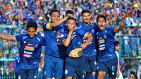 Selebrasi gol gelandang Arema, Dendi Santoso, ke gawang Persebaya di Stadion Kanjuruhan, Kabupaten Malang, Kamis (15/8/2019). (Bola.com/Iwan Setiawan)