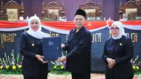 Gubernur Jatim Khofifah Indar Parawansa saat pengesahan APBD Jatim di Gedung DPRD. (Istimewa)