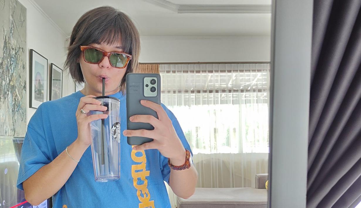 Bosan dengan rambut gondrong, pemeran Piko dalam film Mencuri Raden Saleh itu kemudian mengganti gaya rambutnya. Ia meluruskan serta memotong sedikit rambutnya dan menambahkan poni. Potret mirror selfie-nya ini pun menggemparkan publik. Pasalnya, penampilan barunya itu sukses bikin pangling. (Liputan6.com/Twitter/@iqbaale)