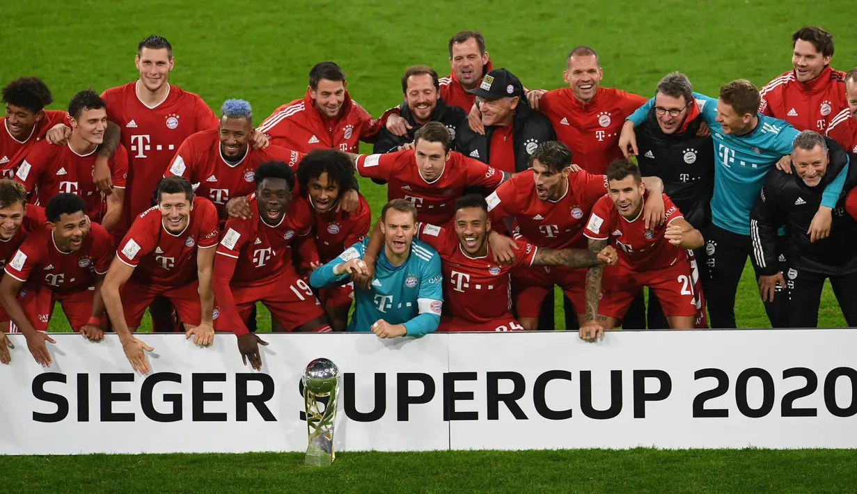 Pemain Bayern Munchen merayakan gelar juara Piala Super Jerman setelah menang atas Borussia Dortmund pada laga di Allianz Arena, Kamis (1/10) dini hari WIB. Bayern Munich sukses meraih trofi juara Piala Super Jerman 2020 berkat kemenangan 3-2 atas Borussia Dortmund. (Andreas Gebert/Pool via AP)