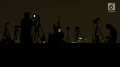 Pecinta fotografi mengabadikan fenomena gerhana "Super Blue Blood Moon" di atas Gedung MPR/DPR Senayan, Jakarta, Rabu Malam (31/1). Fenomena gerhana "Super Blue Blood Moon" ini terjadi 150 tahun sekali. (Liputan6.com/Johan Tallo)