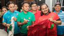 Gelandang Timnas Indonesia, Andik Vermansah, dengan ramah foto-foto bersama fans saat berada di Hotel Lor In, Jawa Barat, Jumat (2/12/2016). Keramahan Lilipaly membuat fans sukacita. (Bola.com/Vitalis Yogi Trisna)