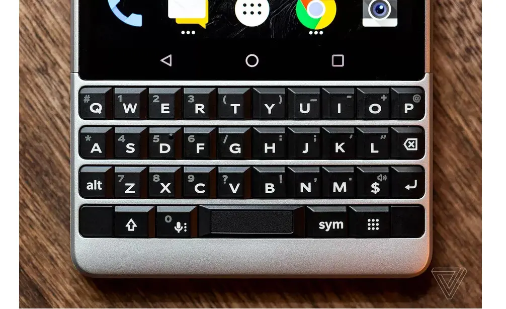 Keyboard fisik pada BlackBerry Key2 yang diklaim lebih besar dan lebih tinggi dibandingkan keyboard fisik BlackBerry KeyOne (Foto: The Verge/ Amelia Holowaty Krales)