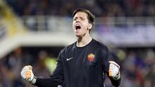 Penjaga gawang AS Roma, Wojciech Szczesny, melakukan selebrasi usai Gervinho mencetak gol ke gawang Fiorentina di Stadion Artemio Franchi (25/10/2015). (Reuters/Giampiero Sposito)