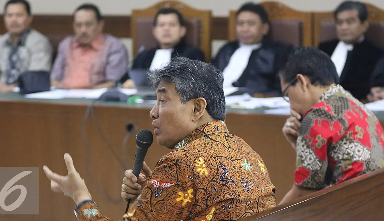 Kepala Kejati DKI Jakarta, Sudung Situmorang dan Asisten Tindak Pidana Khusus, Tomo Sitepu hadir sebagai saksi dalam sidang kasus suap petinggi PT Brantas Abipraya di Pengadilan Tipikor, Jakarta, Rabu (3/8). (Liputan6.com/Immanuel Antonius)