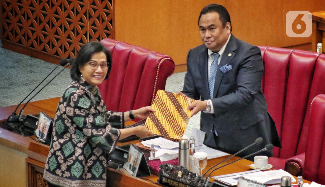 <p>Menteri Keuangan Sri Mulyani (kiri) menyerahkan laporan pemerintah terkait RUU tentang APBN TA 2023 Wakil Ketua DPR RI Rahmat Gobel saat Rapat Paripurna di kompleks Parlemen, Jakarta, Kamis (29/9/2022). Agenda rapat paripurna kali ini adalah pembicaraan tingkat II/pengambilan keputusan atas RUU tentang APBN tahun anggaran 2023. (Liputan6.com/Angga Yuniar)</p>