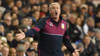 Pelatih Aston Villa, Steve Bruce memberikan arahan kepada pemainnya saat melawan Tottenham Hotspurs pada aga FA Cup di White Hart Lane (8/1/2017). Tottenham menang 2-0.   (AFP/Ben Stansall)