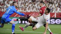 Kiper Manchester United, David De Gea, berusaha menghalau bola saat melawan Sevilla pada leg kedua perempat final di Ramon Sanchez Pizjuan, Jumat (21/4/2023). Hasil tersebut membuat The Red Devils tersingkir dari kompetisi Eropa itu dengan agregat 2-5 setelah hanya bermain imbang di Old Trafford pada leg pertama. (AFP/Cristina Quicler)