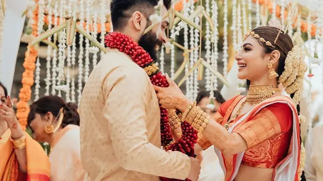Pernikahan Mouni Roy bintang Naagin (Foto: Instagram/imouniroy)