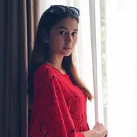 Zoe Abbas Jackson, aktris kelahiran 2002 ini tak lagi asing di layar kaca. Dirinya dikenal berperan sebagai Nana di sinetron "Buku Harian Seorang Istri" bersama Cinta Brian dan Antonio Blanco Jr. (Liputan6.com/IG/@zoeabbasjackson)