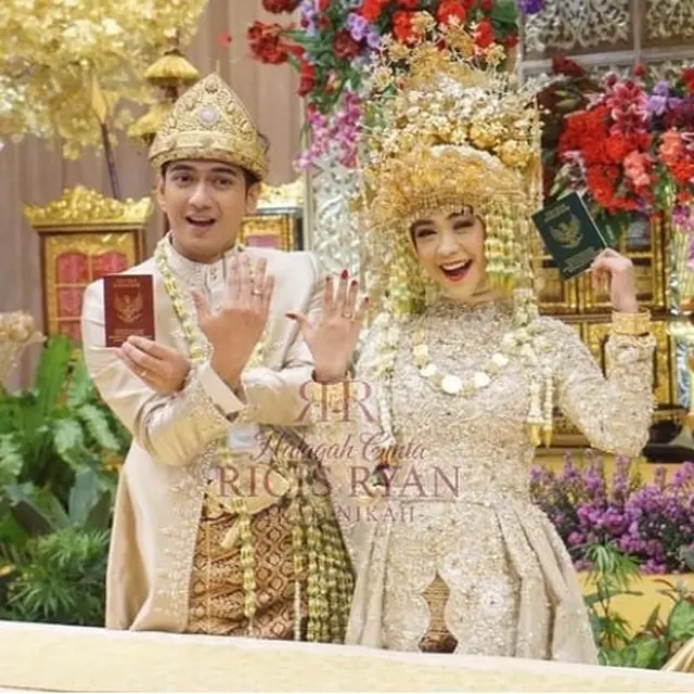 Bersentuhan Pertama Kali, Ini 6 Momen Bahagia Ria Ricis dan Teuku Ryan Usai Akad