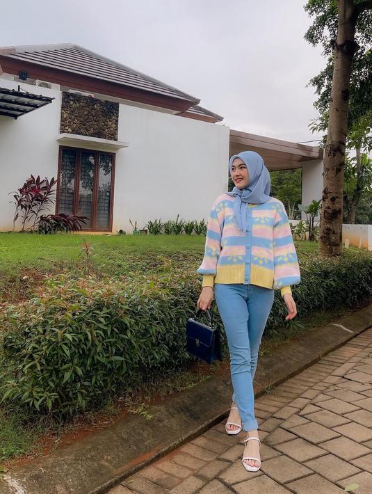 Penampilan terbarunya pun menuai pujian dari warganet. Tak sedikit dari mereka yang menyebut Ana Riana makin anggun dalam balutan hijab. Berikut 6 potret terbaru Ana Riana yang mantap berhijab, dirangkum Liputan6.com dari berbagai sumber, Senin (20/6/2022).(instagram/anariana27)