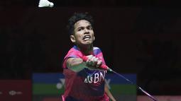 Pebulutangkis Tunggal Putra Indonesia, Chico Aura Dwi Wardoyo mengembalikan kok ke arah Angus Ng Ka Long dari Hong Kong pada pertandingan semifinal Indonesia Masters 2023 di Istora Senayan, Jakarta, Jumat (27/1/2023). Chico Aura akan bertanding melawan Jonatan Christie di babak final. (AP Photo/Tatan Syuflana)