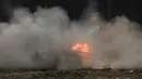Helikopter Mi-28N langsung meledak dan terbakar usai terhempas ke tanah saat kompetisi penerbangan militer "Aviadarts" di Dubrovichi, Rusia, Minggu (2/8/2015). Akibat kejadian tersebut, satu dari dua orang pilot tewas. (REUTERS/Maxim Shemetov)