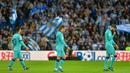 Para pemain Barcelona tampak kecewa usai ditahan imbang Real Sociedad pada laga La Liga di Stadion Anoeta, San Sebastian, Sabtu (14/12). Kedua klub bermain imbang 2-2. (AFP/Ander Gillenea)