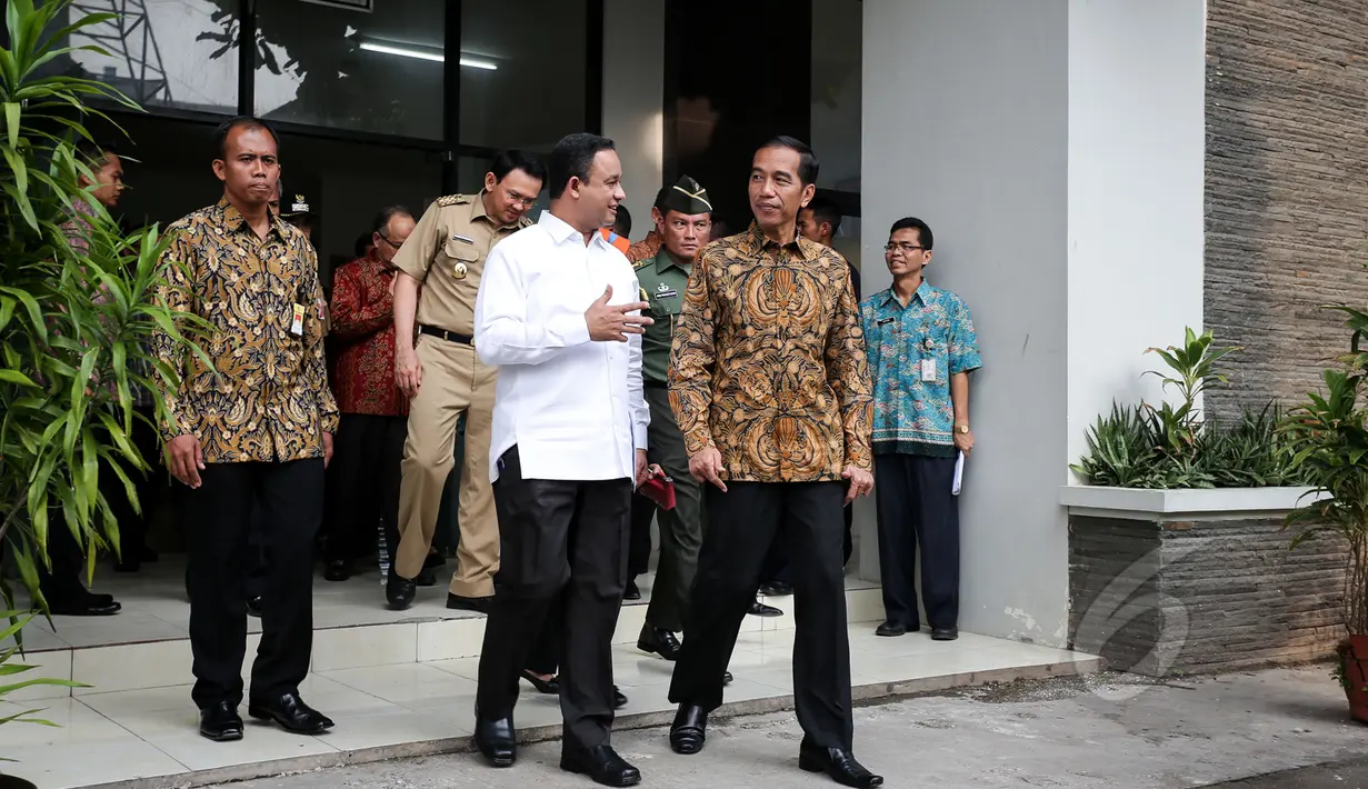 Presiden Joko Widodo (kanan) berbincang dengan Mendikbud Anies Baswedan disela kunjungannya meninjau pelaksanaan Ujian Nasional (UN) di SMKN 1, Jakarta, Selasa (14/4/2015). (Liputan6.com/Faizal Fanani)