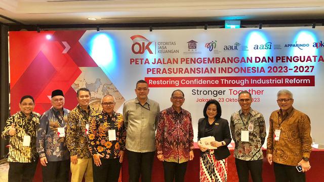 Peluncuran Peta Jalan Pengembangan dan Penguatan Industri Perasuransian Periode 2023-2027 yang bertajuk "Restoring Confidence Through Industrial Reform" oleh Otoritas Jasa Keuangan (OJK) yang dihadiri juga oleh industri asuransi. (Tira/Liputan6.com)