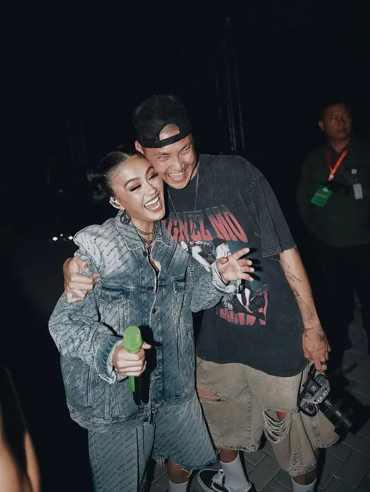 Foto bersama sang kekasih, Agnez Mo tampil street style kenakan all oversized denim. Ia padukan oversized jacket dan ripped short jeans [@agnezmo]