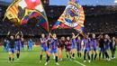 Pemain Barcelona, Alexia Putellas (tengah) merayakan kemenangan atas VfL Wolfsburg pada laga leg pertama semifinal Liga Champions Wanita 2022/2023 di Camp Nou, 22 April 2022. (AFP/Lluis Gene)