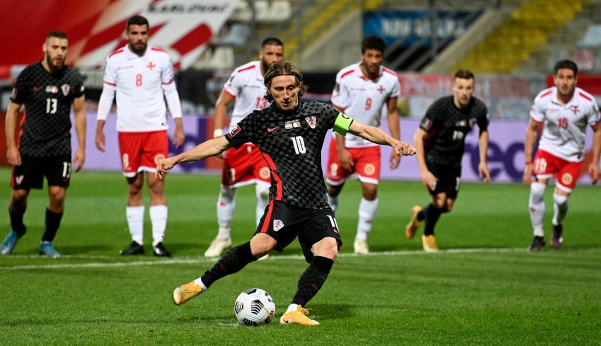 Pemain Kroasia Luka Modric melakukan tendangan penalti ke gawang Malta pada pertandingan Grup H kualifikasi Piala Dunia 2022 di Stadion Rujevica, Rijeka, Kroasia, Selasa (30/3/2021). (Denis LOVROVIC/AFP)