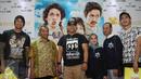 Pemain film Warkop DKI Reborn Abimana Aryasatya (Dono), Tora Sudiro (Indro), Indro, Pimpinan Cabang BJB dan Wakil Walikota Bekasi Ahmad Syaikhu saat nonton bareng gratis Warkop DKI Reborn Part 1 di Bekasi, Jawa Barat, Sabtu (10/9). (Liputan6.com/Istimewa)