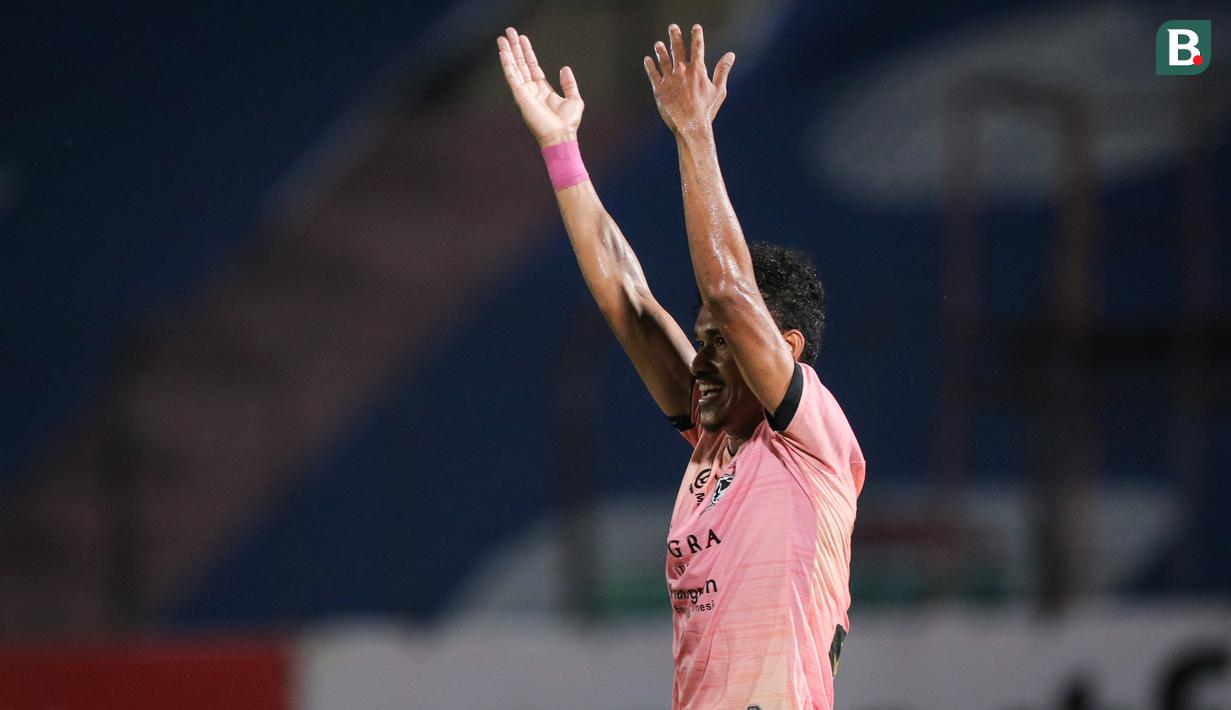 Pemain Madura United, Haris Tuharea melakukan selebrasi usai mencetak gol ke gawang Bali United dalam laga pekan ke-16 BRI Liga 1 2021/2022 di Stadion Sultan Agung, Bantul, Kamis (09/12/2021). (Bola.com/Bagaskara Lazuardi)