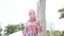 Gaya OOTD Mulan Jameela dengan gamis sendiri kerap curi perhatian banyak netizen. Dirinya lebih sering tampil begitu sederhana saat memakai gamis namun tetap terlihat memesona. (Liputan6.com/IG/@mulanjameela1)