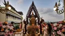 Umat Buddha sembahyang saat peringatan Tri Suci Waisak 2565 BE di Vihara Hemadhiro Mettavati, Cengkareng, Jakarta Barat, Rabu (26/5/2021). Peringatan Waisak dimulai dengan sembahyang, kemudian menyiramkan air pada patung Buddha, memberikan koin pada 108 patung Buddha. (merdeka.com/Iqbal S. Nugroho)