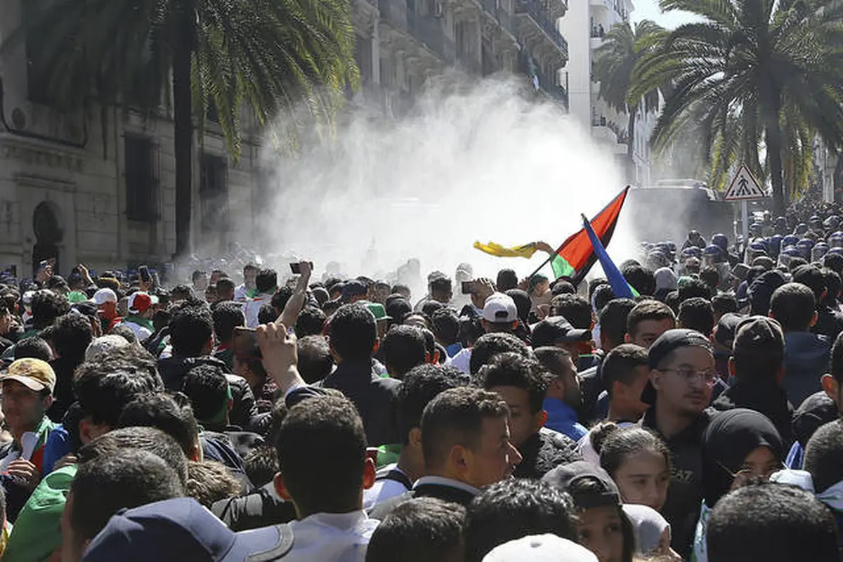 Demo menuntut Presiden Aljazair, Abdelaziz Bouteflika mundur dari jabatannya. (AP)