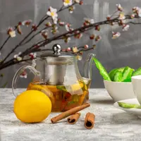 Parfum dengan sentuhan white tea, green tea, atau black tea biasanya memberikan kesan segar sekaligus menenangkan. Aromanya tidak terlalu tajam dan cenderung soft, sehingga nyaman dipakai sehari-hari, baik untuk aktivitas kerja maupun momen santai. (foto/dok: freepik/KamranAydinov)
