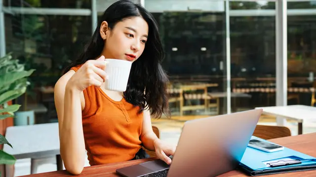 perempuan dan menyibukkan diri