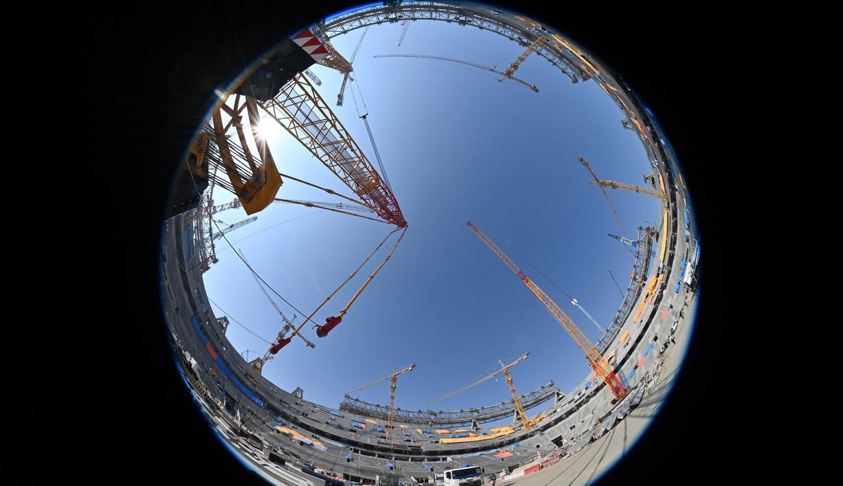 Suasana pembangunan Stadion Lusail di Qatar, Jumat (20/12). Lusail akan menjadi stadion untyuk partai pembuka dan penutup piala dunia 2022 di Qatar. (AFP/Giuseppe Cacace)