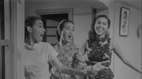 Gaya busana tiga perempuan cantik di film klasik 3 dara ternyata abadi dan menunjukkan khas Indonesia. Sontek inspirasinya di sini