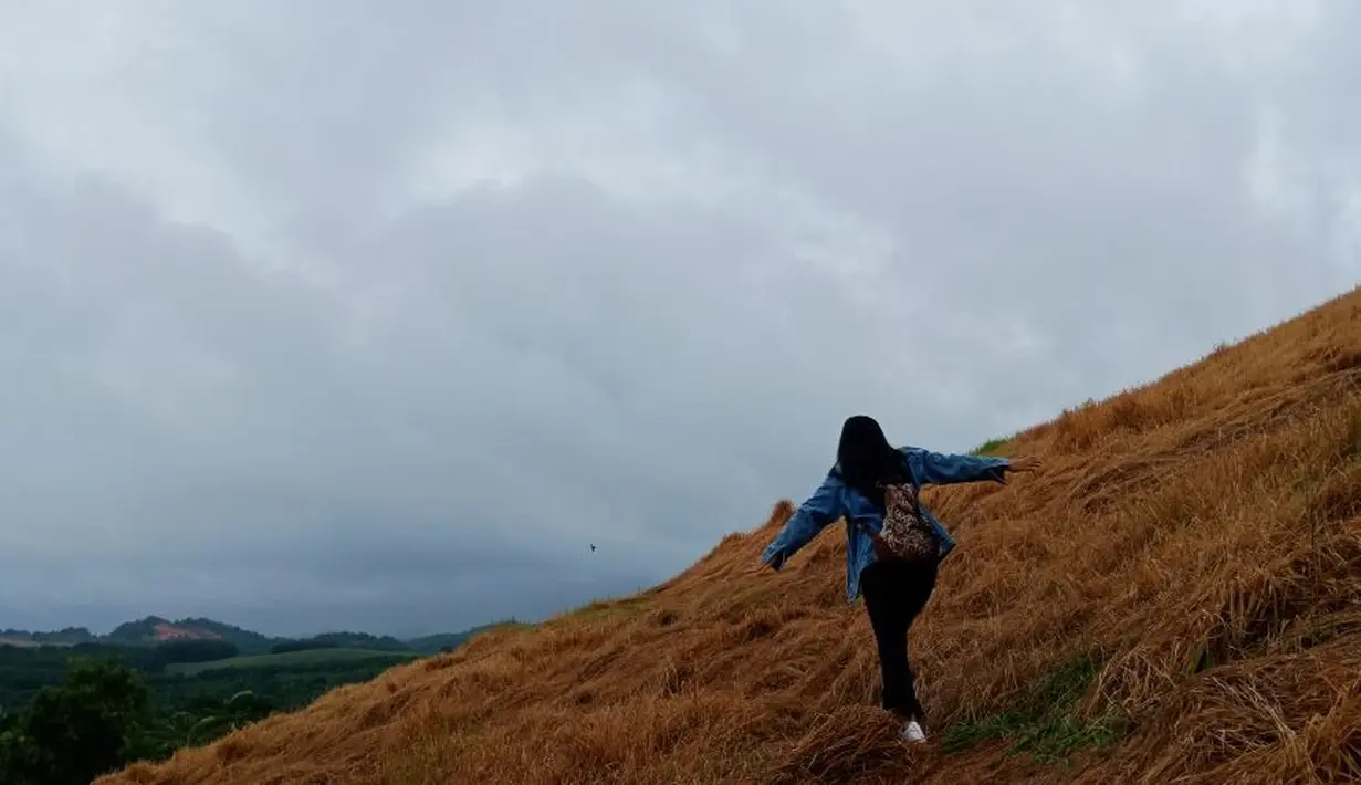 Kadek Arini juga mengunjungi Bukit Rimpi atau Bukit Teletubbies yang indah dalam rangkaian (Liputan6.com/Pool/Kadek Arini)