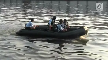 Pihak Koarmabar Satu TNI AL menerjunkan para Pasukan Katak untuk mencari buaya yang muncul di kawasan Ancol dan sekitarnya.