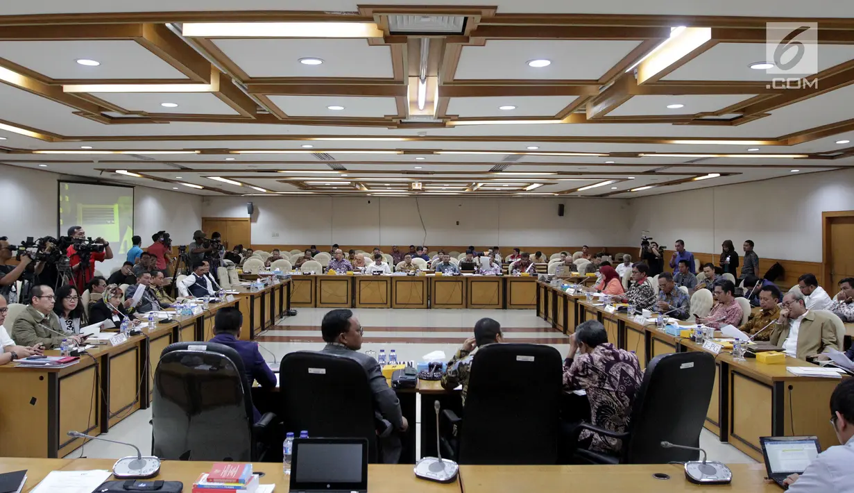 Suasana Rapat Kerja pembahasan RUU Pemilu, Jakarta, Kamis (13/7). Rapat tersebut mengagendakan pengambilan keputusan mengenai lima paket isu krusial dalam Rancangan Undang - undang (RUU) Pemilu. (Liputan6.com/Johan Tallo)