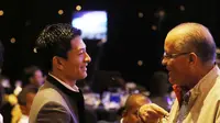 Rio Haryanto (kiri) berbincang dengan Helmy Sungkar saat menerima penghargaan pada acara IMI Awards di Hotel Borobudur, Jakarta, Kamis (17/12/2015). (Bola.com/Nicklas Hanoatubun)