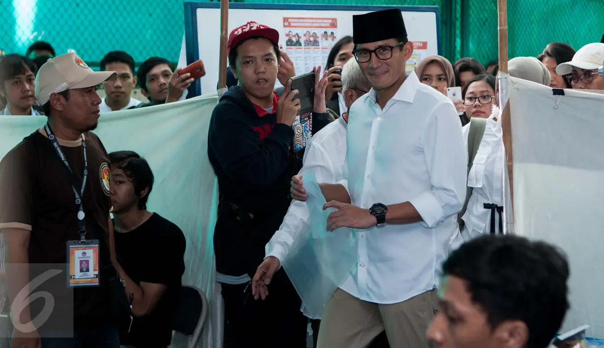 Cawagub DKI Sandiaga Uno bersiap mencoblos setibanya di TPS 01 Kelurahan Selong, Jalan Daha 4, Kebayoran Baru, Jakarta Selatan, Rabu (15/2). Sandiaga Uno datang ke TPS dengan ditemani orang tua, istri, dan dua orang anaknya. (Liputan6.com/Gempur M Surya)