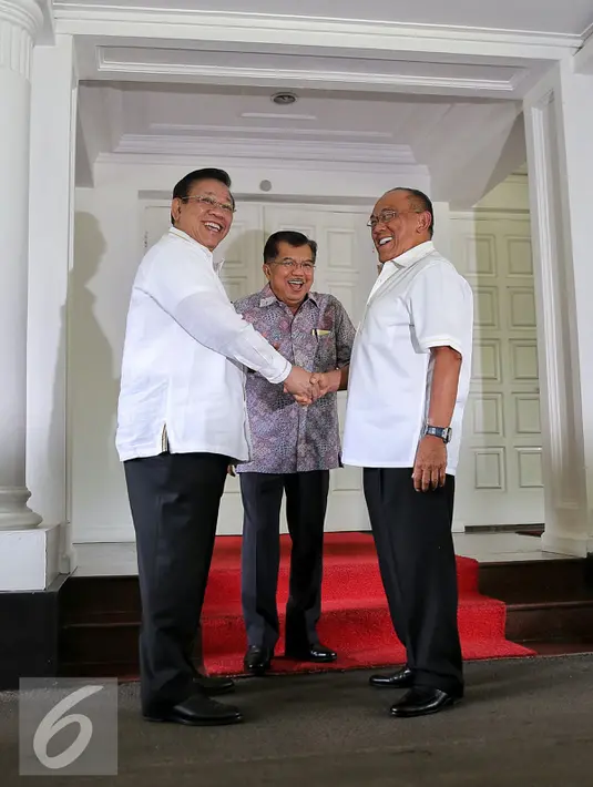 Wakil Presiden Jusuf Kalla (tengah), bersalam bersama Ketua Umum Partai Golkar Munas Bali Aburizal Bakrie (kanan), Ketua Umum Partai Golkar Munas Ancol, Agung Laksono bersalaman di kediaman wapres, Jakarta, Rabu (3/2). (Liputan6.com/Faizal Fanani)
