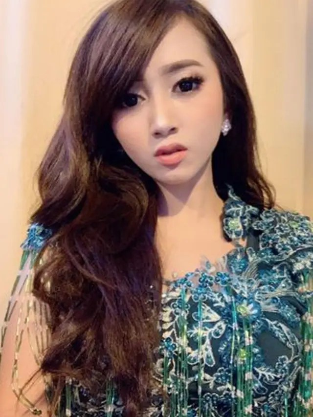 6 Potret Cantik Angely Emitasari Saat Manggung, Penyanyi yang Kini Jadi Kepala Desa