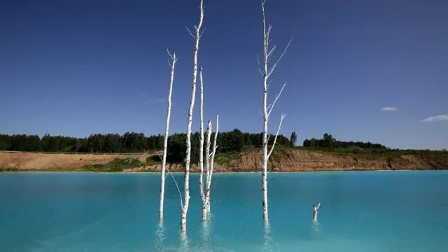 Novosibirsk Maldives, sebuah danau dengan air warna biru yang menarik perhatian banyak pemuja Instagram (AFP/Rostislav Netisov)